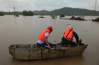 國網(wǎng)衡東縣供電公司：組織電力搶修人員劃船對吳湖線紅茶亭配變進行搶修