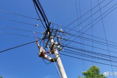10kV烏金線#037桿～#040桿進(jìn)行更換瓷瓶、絕緣導(dǎo)線、加裝拉線工作