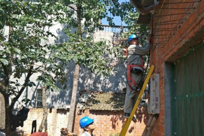 老河口供電公司開(kāi)展敷設(shè)電纜作業(yè)