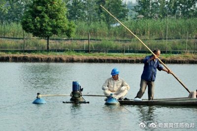 前鋒鎮(zhèn)供電所帶工具到養(yǎng)殖戶家?guī)椭渑懦龣C(jī)器故障，受到養(yǎng)殖戶的感謝