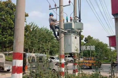 淮安淮陰營北供電所組織人員進行變壓器調(diào)檔工作，確保用戶在炎炎夏日當中用上放心電、舒心電