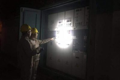 高負(fù)荷線路進(jìn)行紅外測溫和局放檢測，檢查溝渠邊桿塔基礎(chǔ)，巡查配電房運(yùn)行狀態(tài)