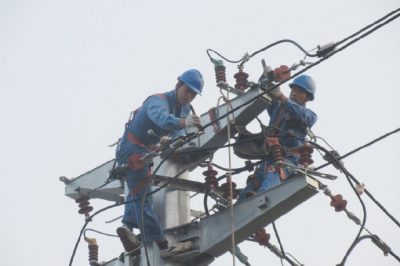 10千伏線路遷改，新立鋼管塔2基，架設絕緣導線300米，敷設過路高壓電纜160米