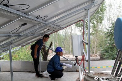 電力小哥們定期對(duì)光伏用戶上門(mén)走訪，保障光伏發(fā)電設(shè)備使用安全