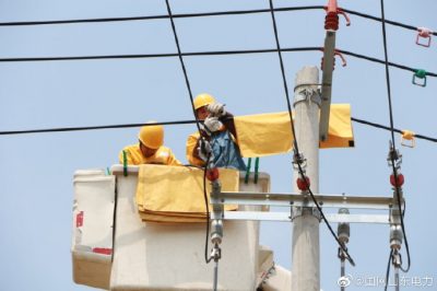 莒南縣供電公司10千伏1813草嶺線(xiàn)16號(hào)桿處進(jìn)行帶電T接作業(yè)