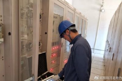 持續(xù)高溫雷雨天，傾盆暴雨嘩嘩下，供電職工檢修忙