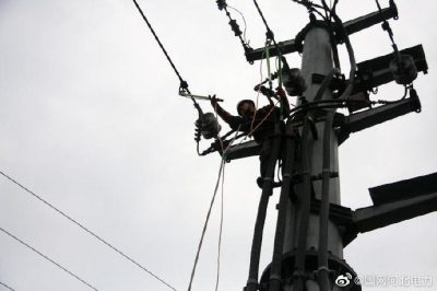 高溫下架設(shè)線路，確?？蛻艏皶r(shí)用電