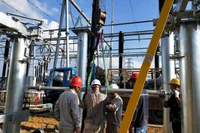 220千伏赧水變開展220千伏隔離開關安裝工作