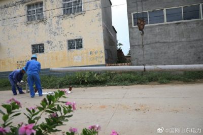 梁山縣供電公司新立電桿6基、新建低壓架空絕緣線0.31千米、新增一臺400千伏安變壓器