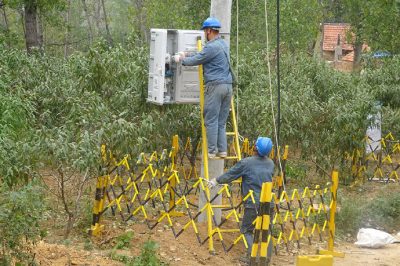 大張莊鎮(zhèn)上堯峪臺區(qū)進(jìn)行配網(wǎng)改造施工