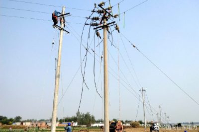 陽谷縣供電公司對(duì)十五里元線進(jìn)行升級(jí)改造