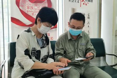 電力小哥也管“修手機(jī)”？分外事也是一片心
