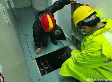 暴雨來襲，他們走進(jìn)雨中，確保安全生產(chǎn)