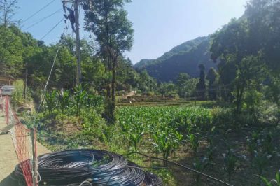 農網(wǎng)升級任務緊  電力員工施工忙