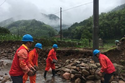 積極應(yīng)對(duì)暴雨突襲 全力搶修確保供電