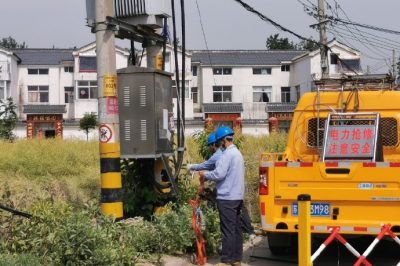 供電所運維人員對鹽閘小區(qū)12、14變壓器進行負荷切改