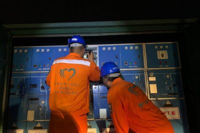 對10千伏周莊線、10千伏麗都線開展夜巡測溫工作