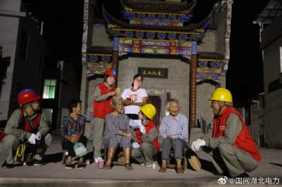 免費為留守老人們提供上門線路安檢等服務