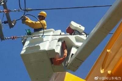 對(duì)10千伏王莊線(xiàn)進(jìn)行帶接引線(xiàn)