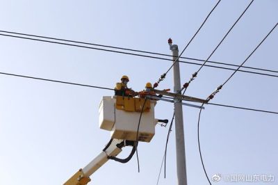10千伏李屋線81號桿處進(jìn)行帶電接引流線工作
