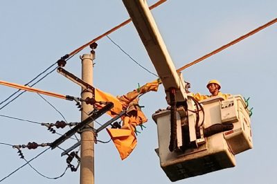 國網(wǎng)莒南縣供電公司進(jìn)行帶電更換熔斷器作業(yè)